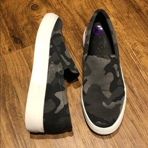 Vince Camuto “Korli” grey camo slip on sneaker
